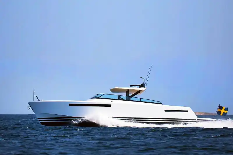 Luxury boat hire near Cannes on Delta 60