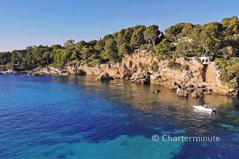 The Bay of Billionaires is a must-see for all Cannes boat tour