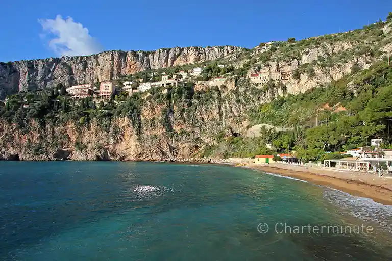 La Mala beach and its cliff