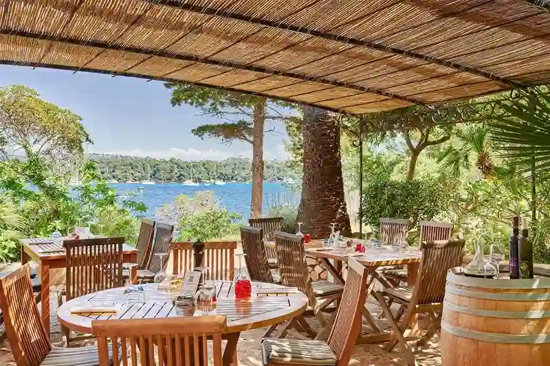 Enjoy a lunch at la Tonnelle at the Lerins islands