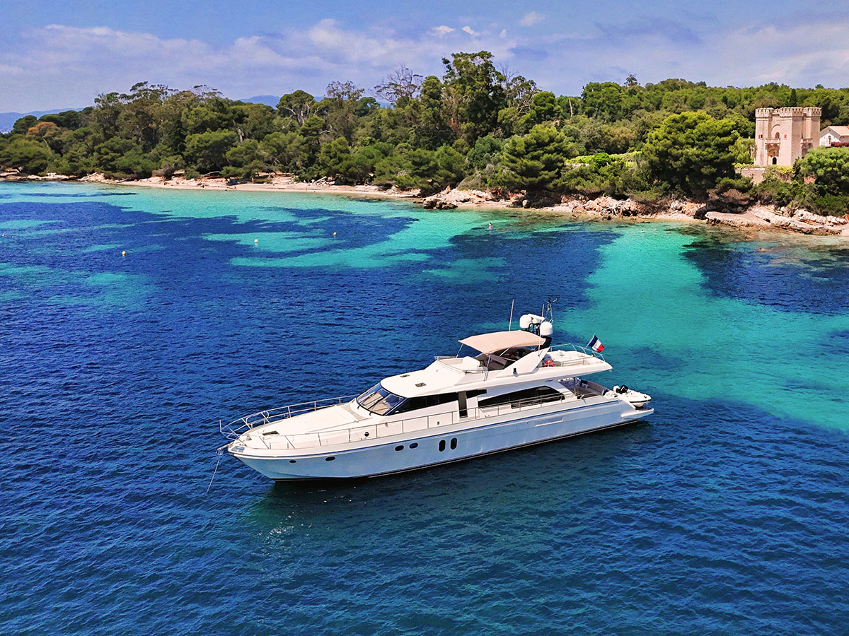 Luxury yacht near the Lérins islands, available for boat charter