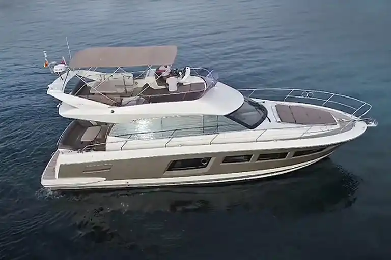 Antibes boat charter by Charterminute