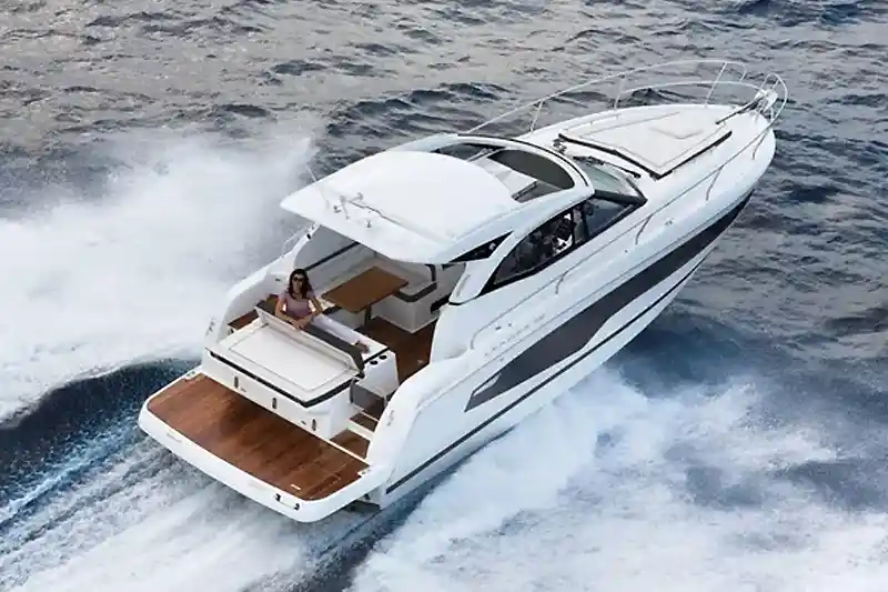 Jeanneau Leader 36 underway