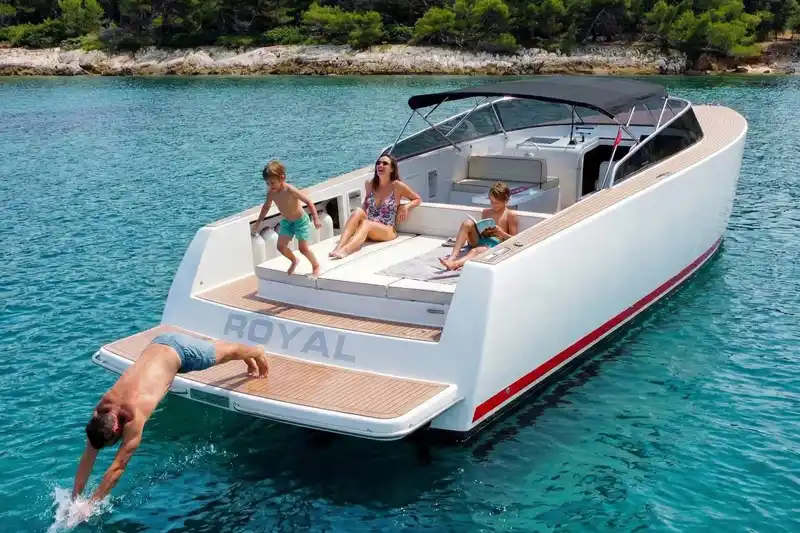Can Ducth 40 boat hire